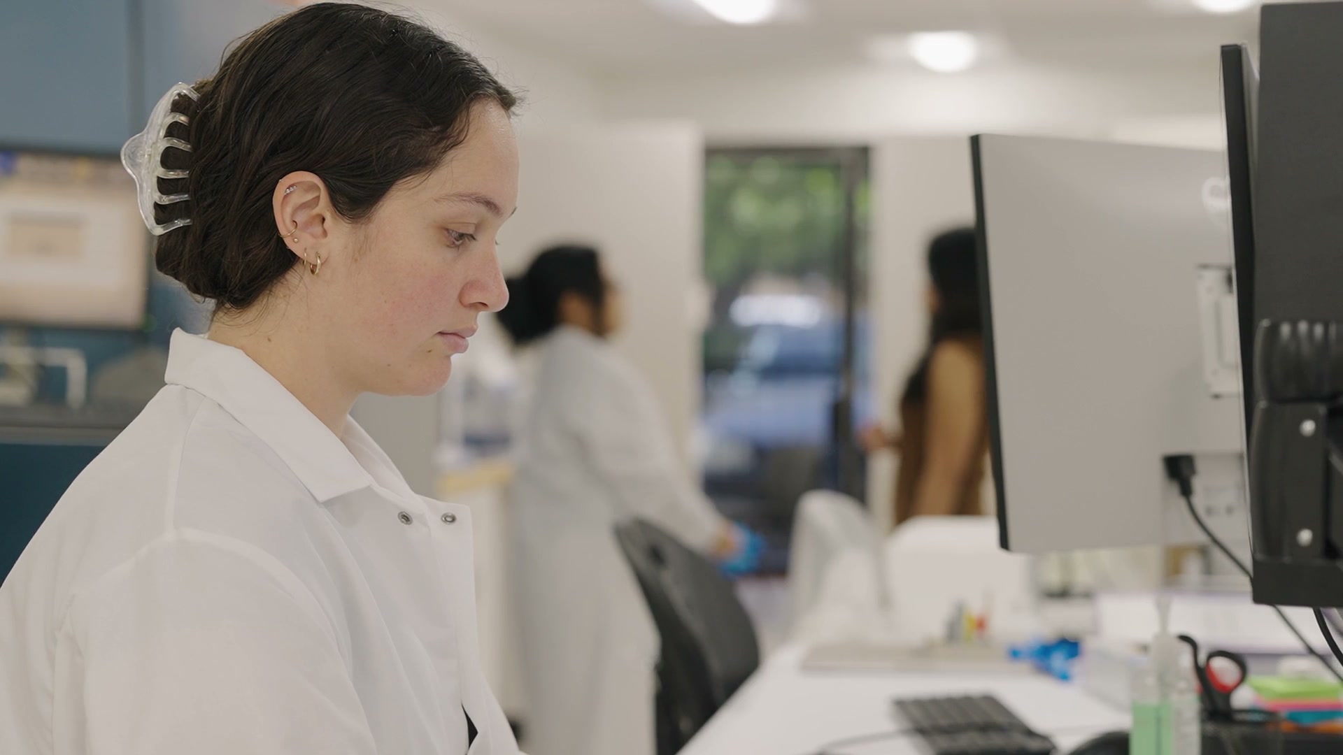 RDI lab — technologist at the analyzer workstation